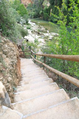 İspanya 'nın Valensiya şehrindeki Gorgo de la Escalera şelalesi ve kanyonunda merdivenler