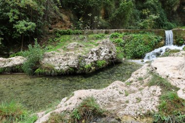 Gorgo de la Escalera şelalesi ve kanyon Anna kasabası, Valencia, İspanya