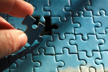 Bulmaca tamamlanmak üzere. Başarının kavramsal görüntüsü.