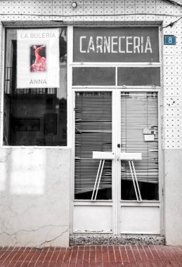 Anna, Valencia, İspanya... 27 Ekim 2024: Anna Town, Valencia 'daki eski kasap dükkanı cephesi