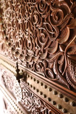 Anna, Valencia, İspanya... 27 Ekim 2024 Anna, Valencia 'daki Cervellon Kontlarının Kalesi' nin demirden süslemeleri ile oyulmuş ahşap kapı.