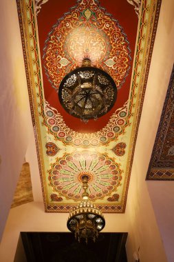 Anna, Valencia, İspanya... 27 Ekim 2024, Anna, Valencia 'da bulunan Cervellon Kontlarının Kale-Sarayı, Tavan ve oyması için demir lamba yazdı.