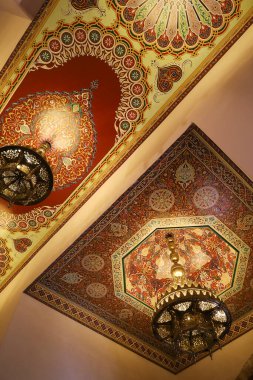 Anna, Valencia, İspanya... 27 Ekim 2024, Anna, Valencia 'da bulunan Cervellon Kontlarının Kale-Sarayı, Tavan ve oyması için demir lamba yazdı.