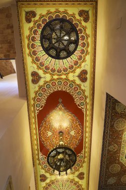 Anna, Valencia, İspanya... 27 Ekim 2024, Anna, Valencia 'da bulunan Cervellon Kontlarının Kale-Sarayı, Tavan ve oyması için demir lamba yazdı.