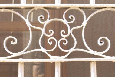 İspanya 'da beyaza boyanmış demir parmaklıklar yaptı.