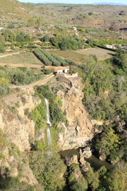 El Salto de Chella şelalesi ve Chella kasabasındaki kanyon, Valencia, İspanya