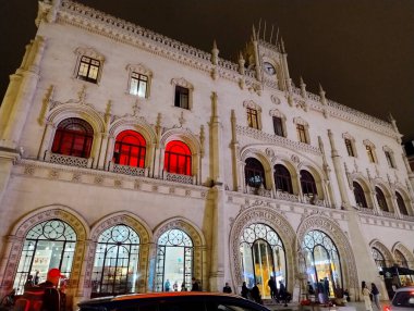 Lizbon, Portekiz- 23 Kasım 2024: gece Lizbon 'da Rossio Tren İstasyonu