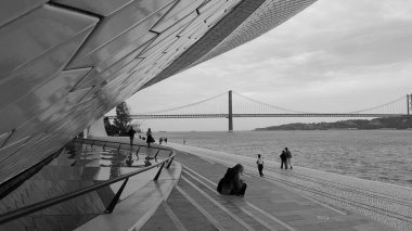 Lizbon, Portekiz- 30 Kasım 2024: Bulutlu bir günde Tagus Nehri kıyısında gezinti