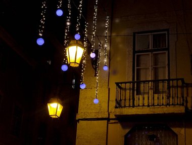 Lizbon, Portekiz- 30 Kasım 2024: Lizbon 'da Noel sezonu için sokak ve cephelerle süslenmiş