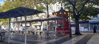 Lizbon, Portekiz, 30 Kasım 2024: Lizbon, Portekiz 'deki bir parkta tipik kırmızı kafe büfesi.