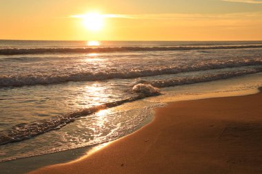 İspanya 'nın güneyindeki Arenales del Sol plajında güzel bir gün doğumu.