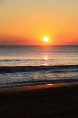 İspanya 'nın güneyindeki Arenales del Sol plajında güzel bir gün doğumu.