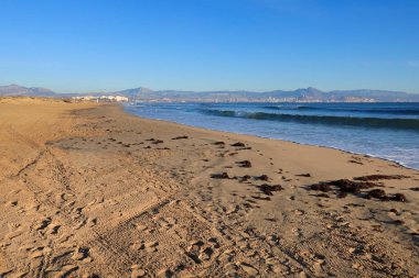 İspanya 'nın güneyindeki Arenales del Sol plajında güzel bir sabah.