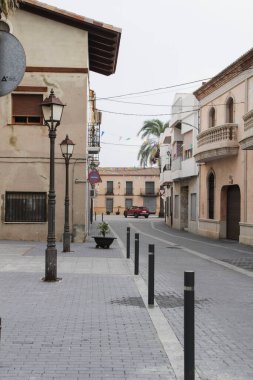 Burnuslem, Valencia, İspanya... 26 Kasım 2024: Burnuslem 'de güzel evleri olan Dar Sokak