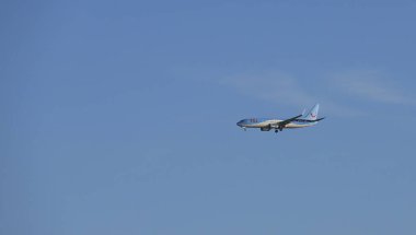 Alicante, İspanya... 28 Kasım 2024: TUI şirketi kıyıdan uçuyor ve Alicante 'de gökyüzü açık bir şekilde havaalanına yaklaşıyor.