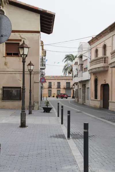 Burnuslem, Valencia, İspanya... 26 Kasım 2024: Burnuslem 'de güzel evleri olan Dar Sokak