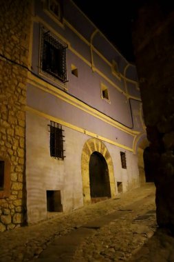 Albarracin, Teruel, İspanya - 6 Ocak 2025: Albarracin kasabasında geceleri güzel eski evleri olan Narrow Caddesi