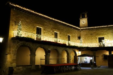 Albarracin, Teruel, İspanya - 6 Ocak 2025: Albarracin kasabasındaki Plaza Belediye Başkanı Meydanı 'ndaki Belediye Binası cephesi