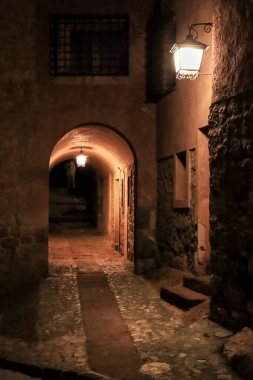 Geceleri Albarracin kasabası Teruel, İspanya 'da klasik sokak lambasıyla dar bir geçit.