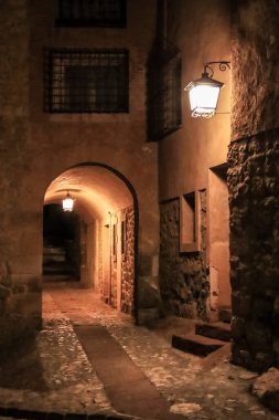 Geceleri Albarracin kasabası Teruel, İspanya 'da klasik sokak lambasıyla dar bir geçit.