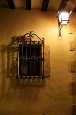 İspanya, Teruel 'deki Albarracin kasabasında kaliteli sokak lambasıyla demir cam döşemiş.