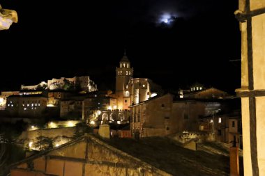 Geceleri güzel evleriyle Albarracin kasabasının panoramik manzarası