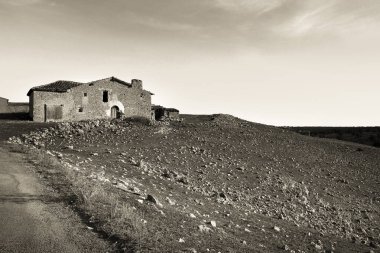 Teruel Eyaleti, İspanya 'da terk edilmiş taştan bir çiftlik evi.
