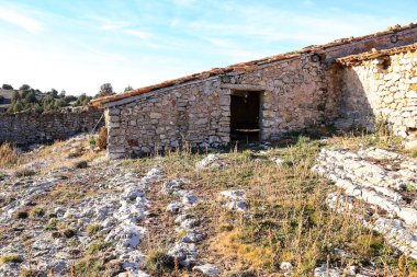 Teruel Eyaleti, İspanya 'da terk edilmiş taştan bir çiftlik evi.