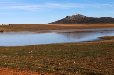 Teruel Bölgesi, Aragon, İspanya 'da tarlalar ve küçük lagünlerle çevrili güzel bir manzara.