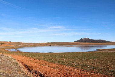 Teruel Bölgesi, Aragon, İspanya 'da tarlalar ve küçük lagünlerle çevrili güzel bir manzara.