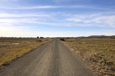 Teruel bölgesindeki tarlalardan geçen ıssız yol, İspanya