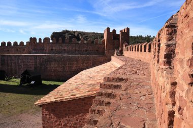 Peracense, Teruel, İspanya - 6 Ocak 2025: Teruel bölgesindeki Peracense Kalesi 'nin mimari detayları