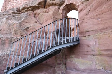 Peracense, Teruel, İspanya - 6 Ocak 2025 Teruel bölgesindeki Peracense Kalesi 'ne çelik merdivenle giriş