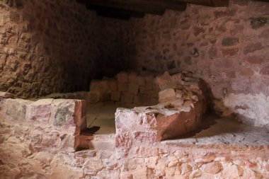 Peracense, Teruel, İspanya - 6 Ocak 2025 İspanya 'nın Teruel bölgesindeki Peracense Şatosu' nun mutfağında taş fırını