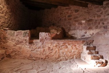 Peracense, Teruel, İspanya - 6 Ocak 2025 İspanya 'nın Teruel bölgesindeki Peracense Şatosu' nun mutfağında taş fırını