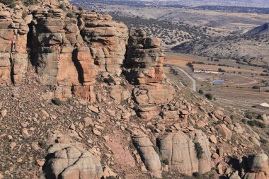 Peracense kasabası Teruel, Aragon, İspanya 'daki rodeno kırmızı taş dağları.