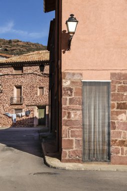 Rodenas kasabasındaki güzel kırmızı rodeno taş evleri, Teruel, İspanya