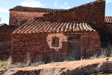 Teruel, İspanya 'daki Rodenas kasabasında terk edilmiş kırmızı rodeno taş evler.
