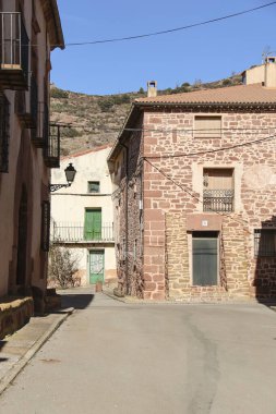Rodenas, Teruel, İspanya - 5 Ocak 2025: Rodenas kasabasındaki Rodeno taş evleri, Teruel, İspanya
