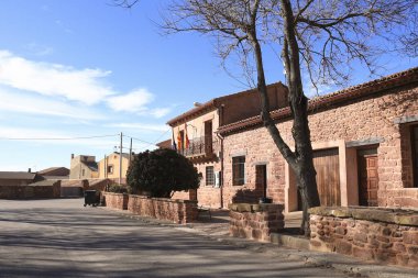 Rodenas, Teruel, İspanya - 5 Ocak 2025: Rodenas kasabasındaki Rodeno taş evleri, Teruel, İspanya