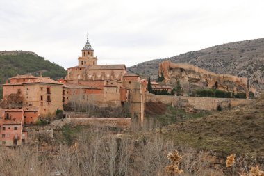Albarracin kasabasının panoramik manzarası ve Santa Maria Katedrali