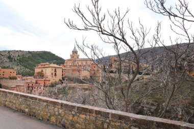 Albarracin kasabasının panoramik manzarası ve Santa Maria Katedrali