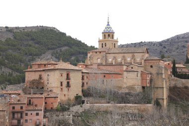 Albarracin kasabasının panoramik manzarası ve Santa Maria Katedrali