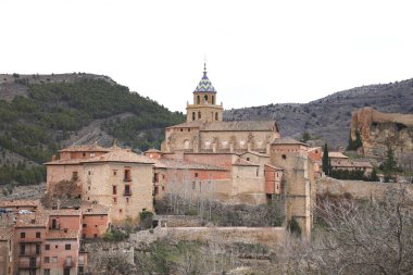 Albarracin kasabasının panoramik manzarası ve Santa Maria Katedrali
