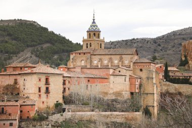 Albarracin kasabasının panoramik manzarası ve Santa Maria Katedrali
