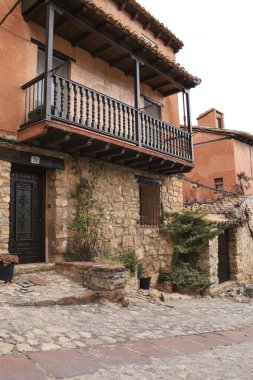 Albarracin, Teruel, İspanya - 6 Ocak 2025: Albarracin, İspanya 'da güzel eski evleri olan Dar Sokak
