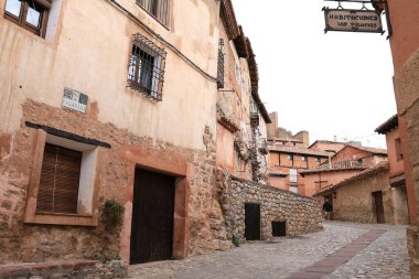 Albarracin, Teruel, İspanya - 6 Ocak 2025: Albarracin, İspanya 'da güzel eski evleri olan Dar Sokak