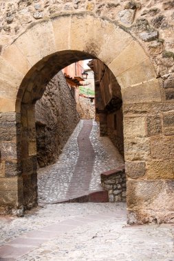 İspanya, Teruel 'deki Albarracin kasabasında eski güzel evleri olan dar bir sokak.
