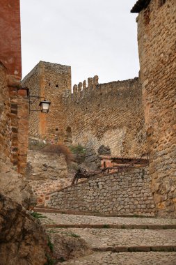 Albarakin kasabası Teruel, İspanya 'da güzel eski evleri olan kaleye doğru dar bir sokak.
