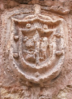 İspanya 'nın Teruel bölgesindeki Albarracin kasabasında cephede taşa kazınmış silahlar.